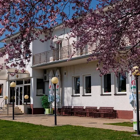 Penzion Senec בית הארחה 2*